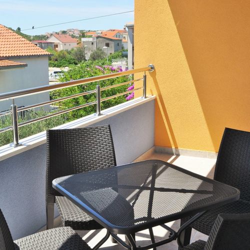 Upstairs 2-Room Apartment for 5 Persons 