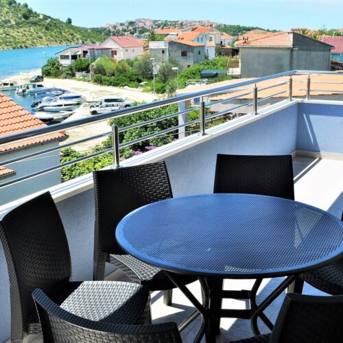 Deluxe Sea View 3-Room Apartment for 8 Persons