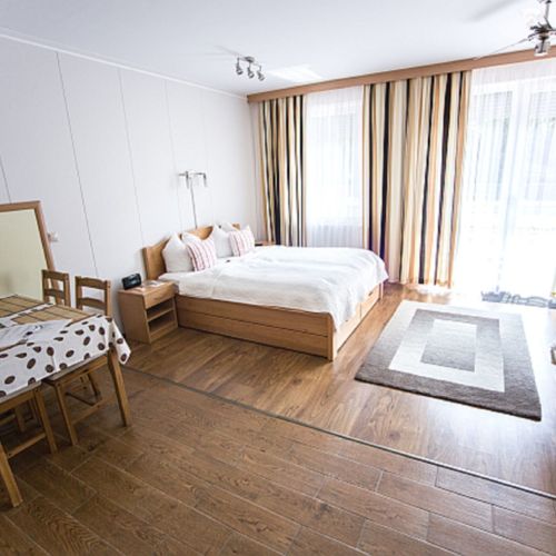 Apartman s terasou s manželskou postelí s 1 ložnicí na přízemí (s možností přistýlky)