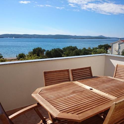 Apartman s klimatizací pro 4 os. se 2 ložnicemi s výhledem na moře (s možností přistýlky)