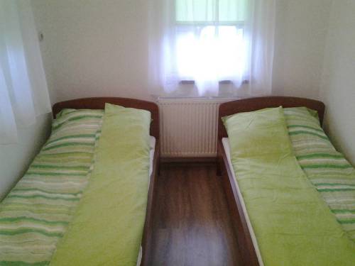 Camera twin la parter cu baie