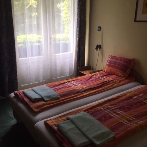 Camera twin classic la etaj