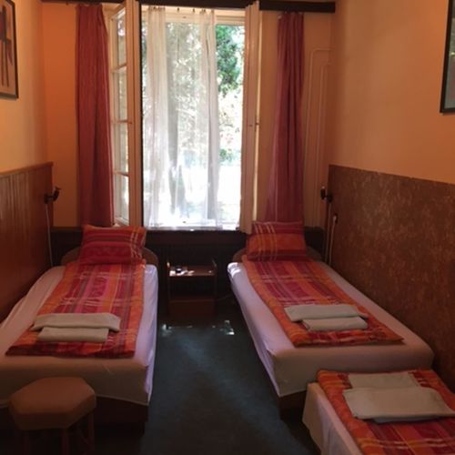 Camera twin la parter b (se poate solicita pat suplimentar)