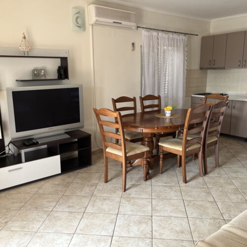 Upstairs 2-Room Apartment for 4 Persons (extra beds available)