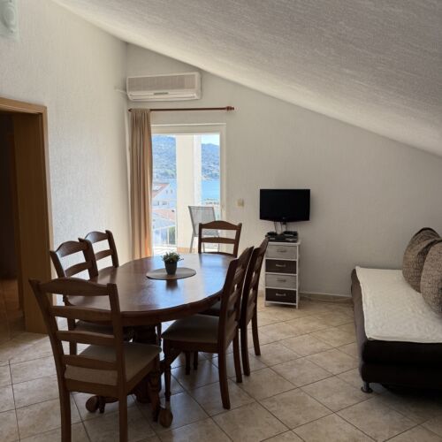 Upstairs 2-Room Apartment for 4 Persons 