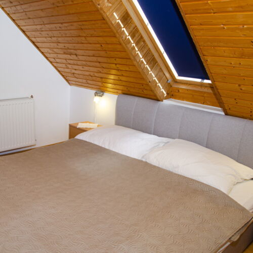 Apartman pro 3 os. se 2 ložnicemi s výhledem na jezero v podkroví