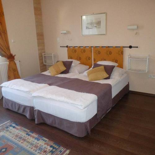 Camera dubla superior cu aer condiționat (se poate solicita pat suplimentar)