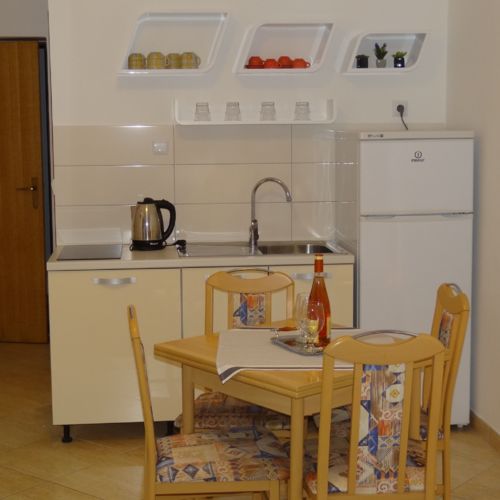 Apartament 2-osobowy na parterze z 1 pomieszczeniem sypialnianym (możliwa dostawka)