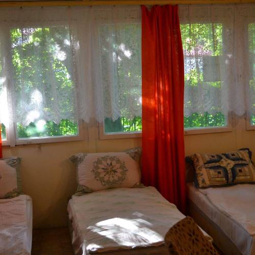 Cabană standard cu vedere spre parc pentru 8 pers. (se inchirieaza doar integral)