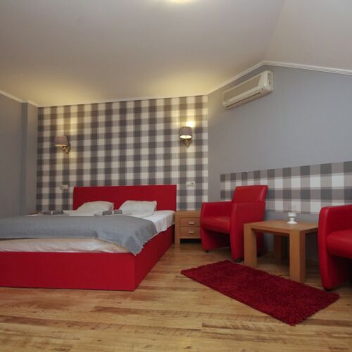 Camera dubla confort la mansarda (se poate solicita pat suplimentar)