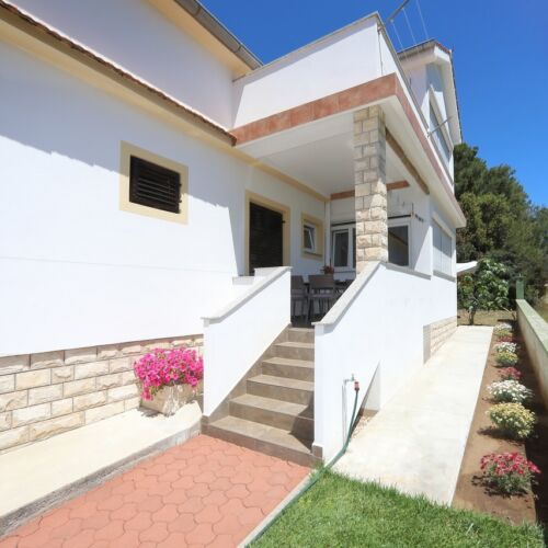 Apartament la parter b cu 2 camere pentru 4 pers.