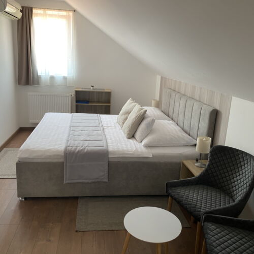 Pokoj s manželskou postelí