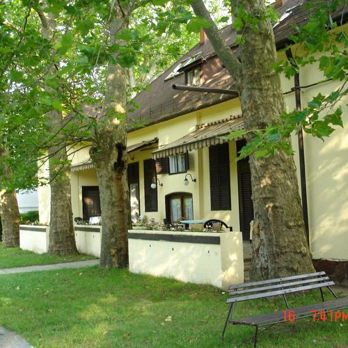 Camera twin standard cu vedere spre parc