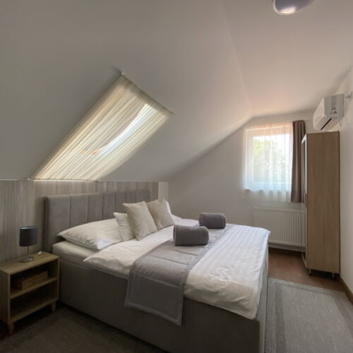 Pokoj s manželskou postelí