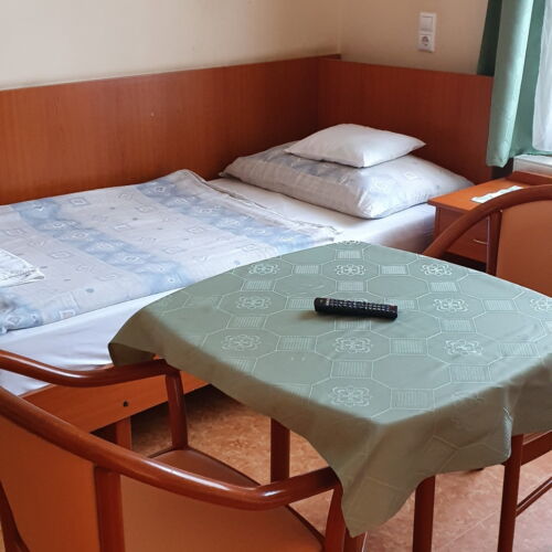 Camera twin la etaj accesibil(ă) persoanelor cu dizabilități