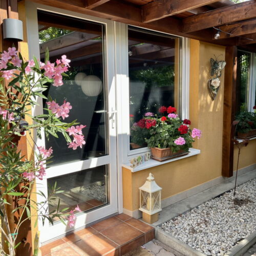 Deluxe Whole House 2-Room Apartment for 4 Persons (extra bed available)