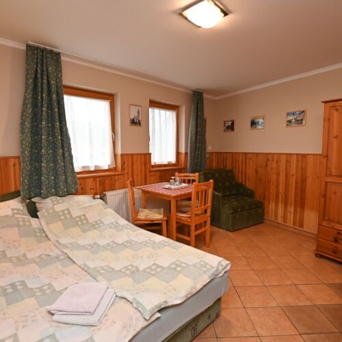 Camera tripla la etaj cu gradina