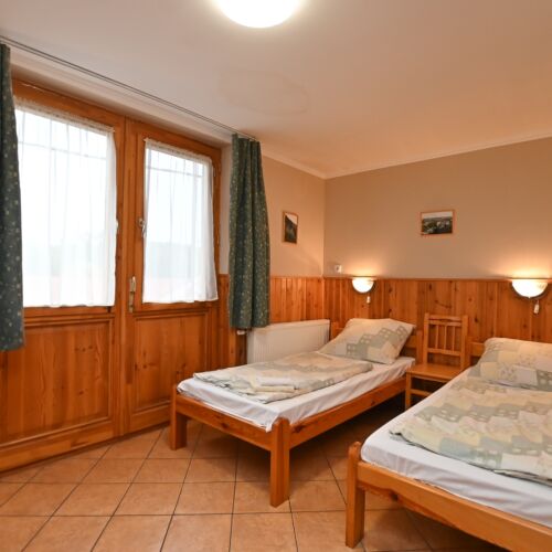 Camera tripla la etaj cu gradina