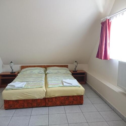 Camera twin standard cu grup sanitar