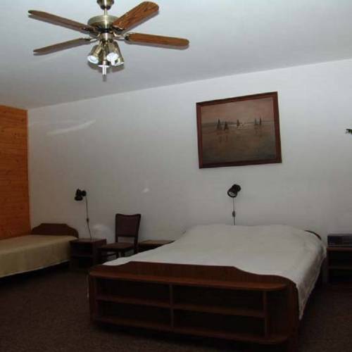 Camera tripla la mansardă cu baie