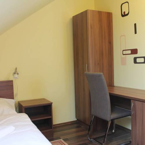 Pokoj tV s plochou obrazovkou s klimatizací s manželskou postelí