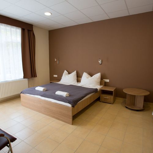 5-Bett-Zimmer mit Klimaanlage und Aussicht auf den Hof