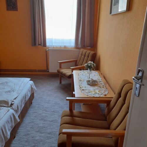 Apartament 6-osobowy na poddaszu Przyjazny podróżom rodzinnym z 3 pomieszczeniami sypialnianymi