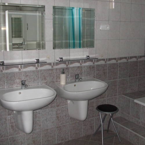 Apartament 5-osobowy na parterze z wanną z 2 pomieszczeniami sypialnianymi