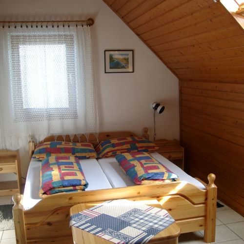 Camera tripla la mansardă cu baie