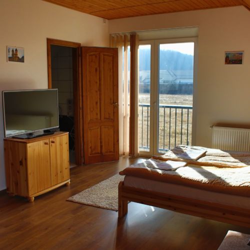 Apartament 2-osobowy na poddaszu z balkonem z 1 pomieszczeniem sypialnianym (możliwa dostawka)