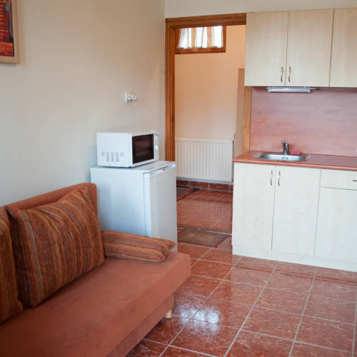 Apartament la parter cu bucatarie proprie cu 2 camere pentru 4 pers.