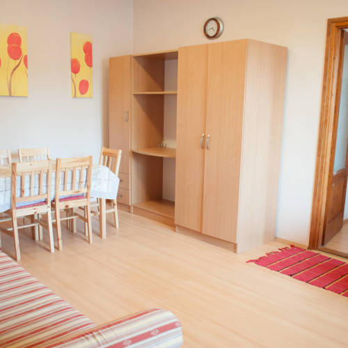 Apartament la parter cu bucatarie proprie cu 2 camere pentru 5 pers.