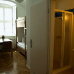 Apartament la parter cu grup sanitar cu 1 camera pentru 3 pers.