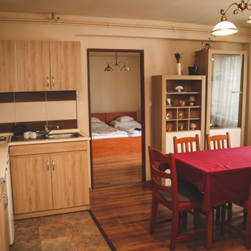 Apartament la parter lCD TV cu 2 camere pentru 4 pers.