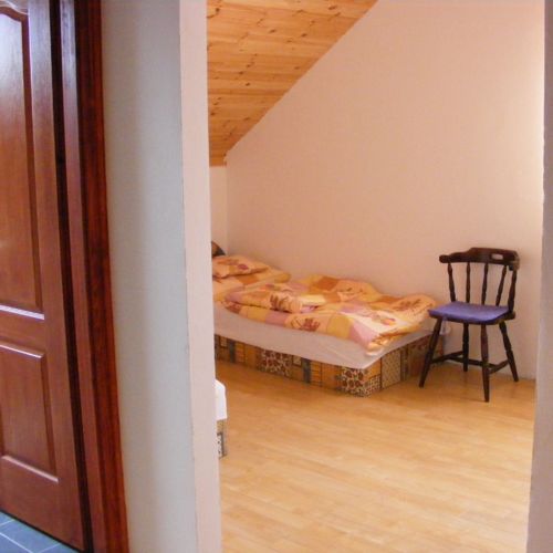 Camera twin la etaj cu baie (se poate solicita pat suplimentar)