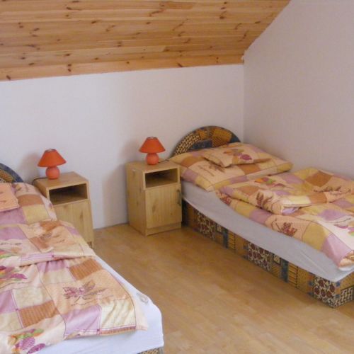 Camera twin la etaj cu baie (se poate solicita pat suplimentar)