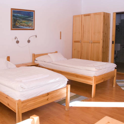 Camera tripla la mansardă cu aer condiționat (se poate solicita pat suplimentar)