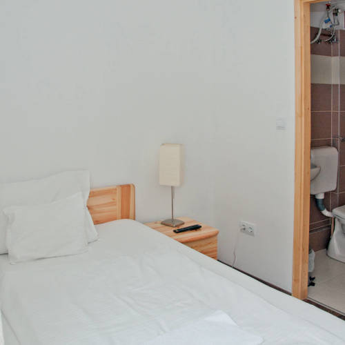 Camera single cu vedere spre curte