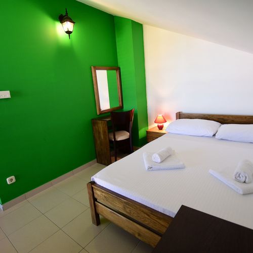 Camera single standard cu vedere spre curte