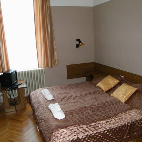 Camera tripla standard cu vedere spre parc