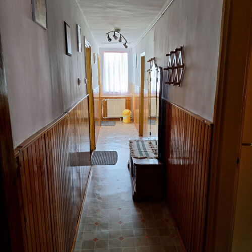 Apartament standard la mansardă cu 3 camere pentru 5 pers.