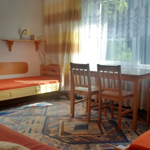 Camera cvadrupla familial(ă) a