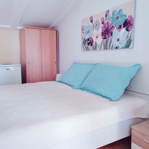 Pokój 2-osobowy na piętrze z własną kuchnią (możliwa dostawka)