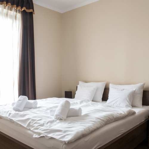 Camera dubla cu duș cu chicinetă proprie