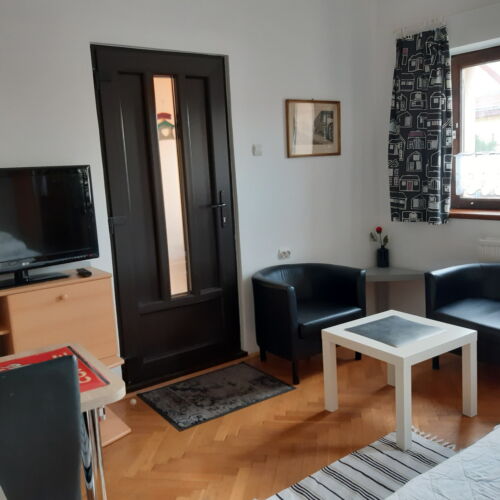 Apartament la parter cu baie cu 1 camera pentru 2 pers.