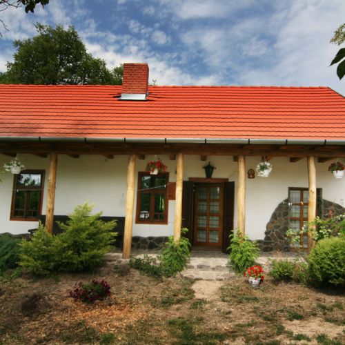 Mountain View Whole House Farmhouse for 6 Persons (extra bed available)