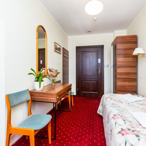 Upstairs Twin Room with LCD/Plasma TV