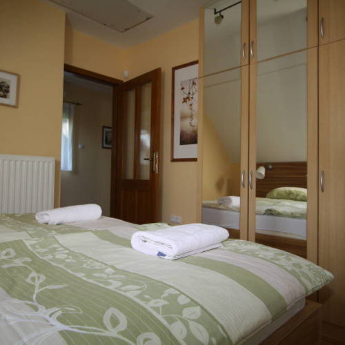 Domek letniskowy 6-osobowy z dostępem do ogrodu z widokiem na jezioro (możliwa dostawka)