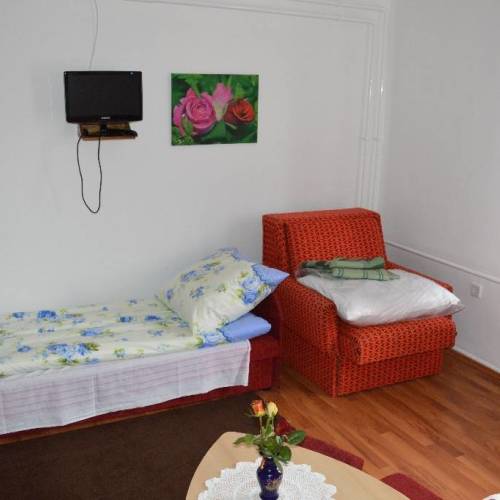 Pokój 4-osobowy na parterze z widokiem na ogród