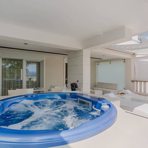 Pokoj s terasou s manželskou postelí s výhledem na moře